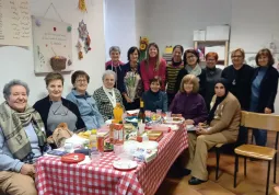 La vicesindaca e assessora ai ai Servizi Sociali Beatrice Aimar insieme al gruppo del laboratorio 